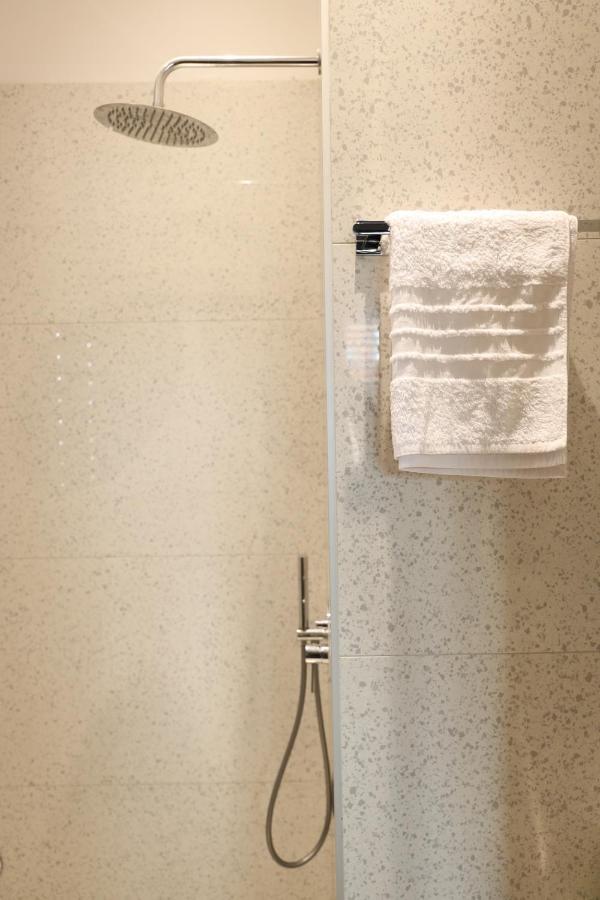 Urban Stay Tirana Deluxe Esterno foto